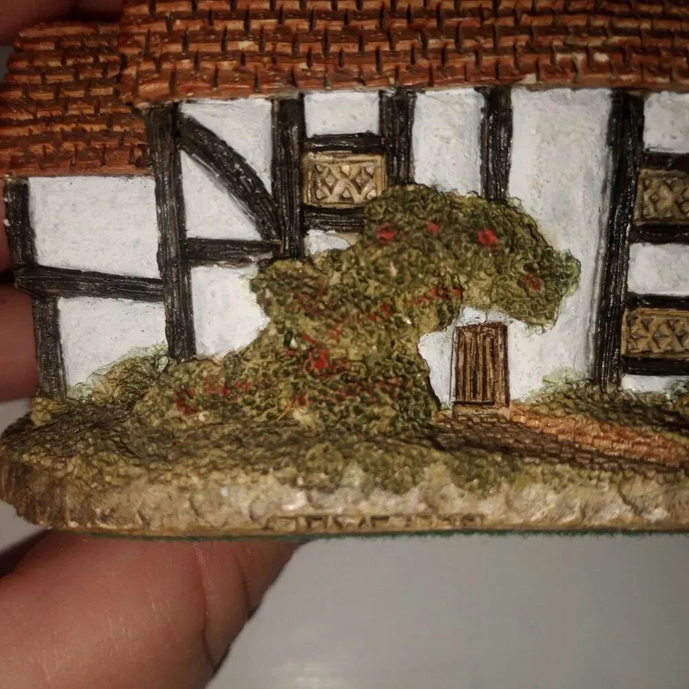 David Winter Shirehall Cottage 1985 Handmade Hand Painted Great Britain